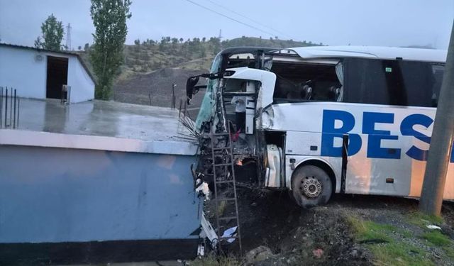 Van otobüsü ile tır çarpıştı: 15 yaralı