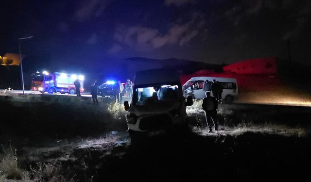 Van'da iki servis minibüsü çarpıştı: 8 yaralı