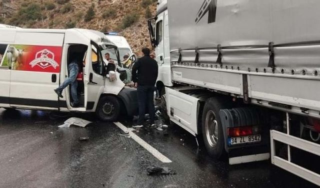 Erzincan’da trafik kazası: 1 ölü, 2 ağır yaralı