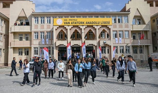 Van'da tüm okullarda deprem tahliye tatbikatı yapıldı