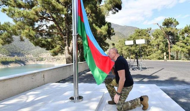 İlham Aliyev Azerbaycan bayrağını göndere çekti