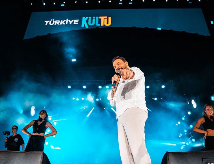Şarkıcı Sinan Akçıl, Van Kültür Yolu Festivali'nde sahne aldı