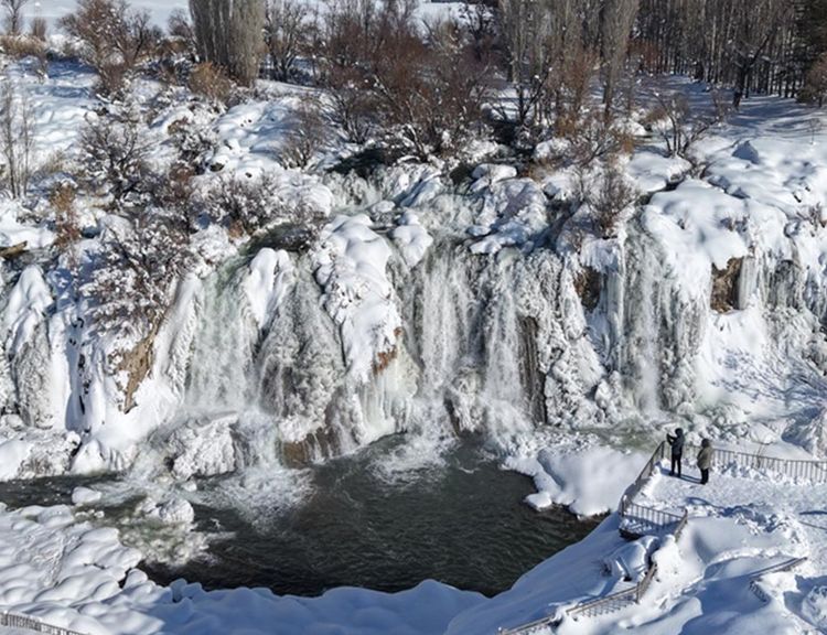 Muradiye Şelalesi kısmen dondu