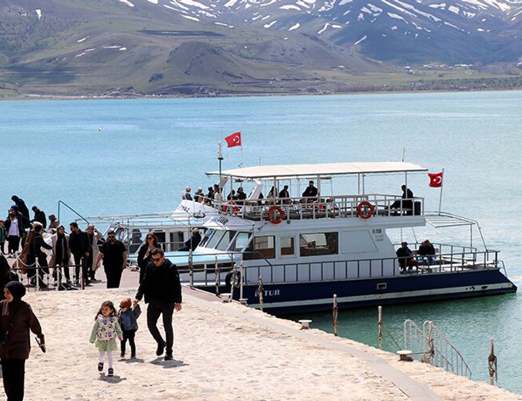 Akdamar Adası'nda turist yoğunluğu