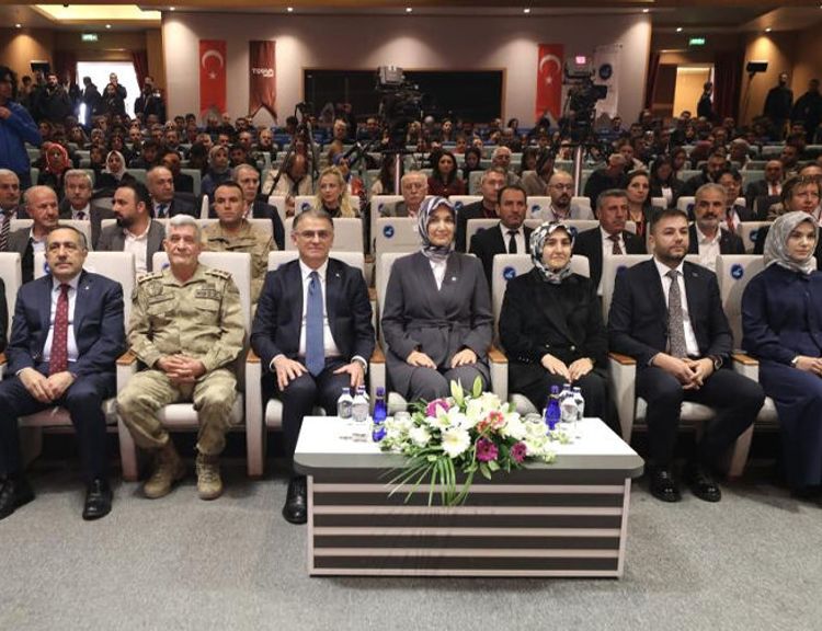 İçişleri Bakan Yardımcısı Yiğitbaşı Van YYÜ'de gençlerle bir araya geldi