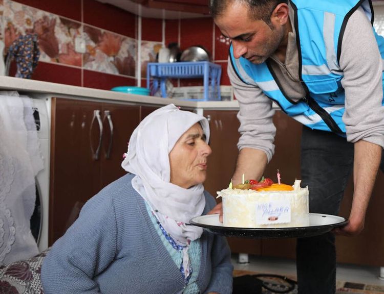 Van'da Yalnız Yaşayan Yaşlı Kadına Doğum Günü Sürprizi