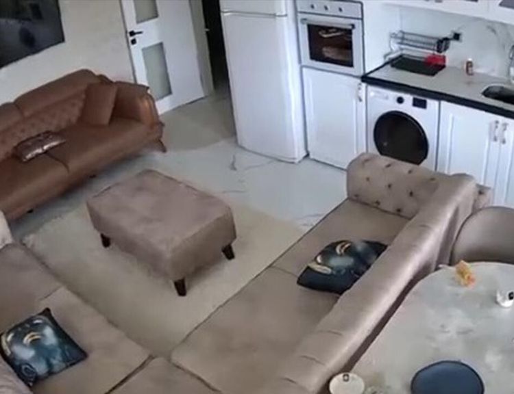 Van'daki deprem anı kamerada!