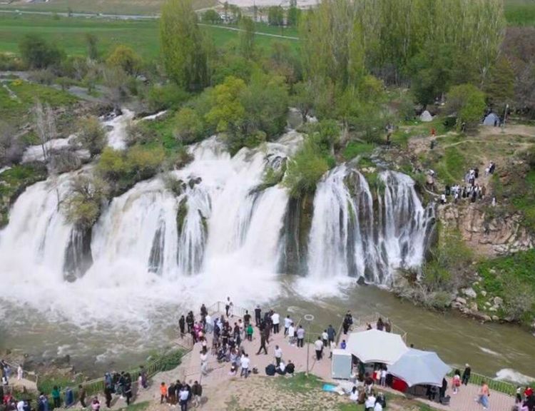 Muradiye Şelalesi’ne turist akını