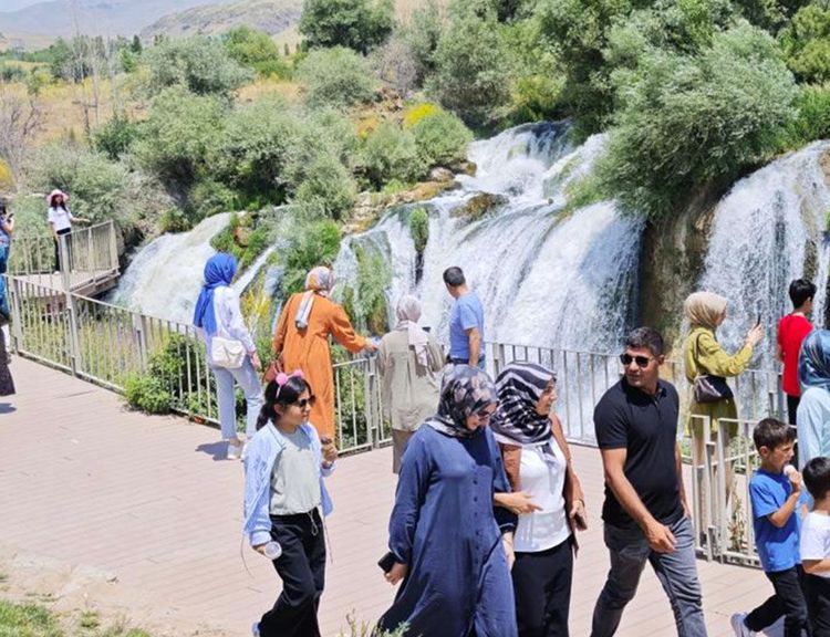 Muradiye Şelalesi’ne ziyaretçi akını
