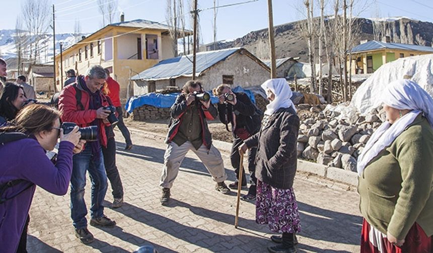 Van'daki Kırgız Köyü Fotoğrafçı Akınına Uğruyor