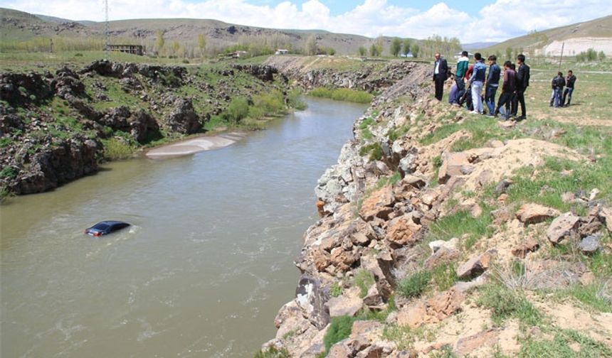 Van'da El Freni Çekilmeyen Araç Çaya Düştü