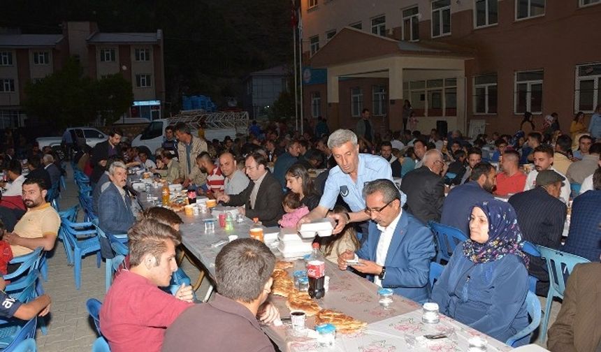 Van'ın Çatak ilçesinde esnaflar ilk defa vatandaşlara iftar yemeği verdi