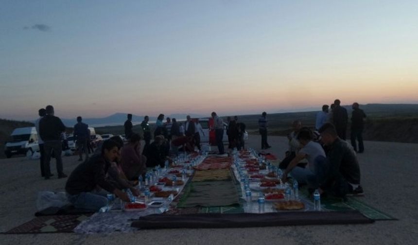 Saadet Partisi Van İl Başkanlığı çevre yolunda iftar programı düzenledi