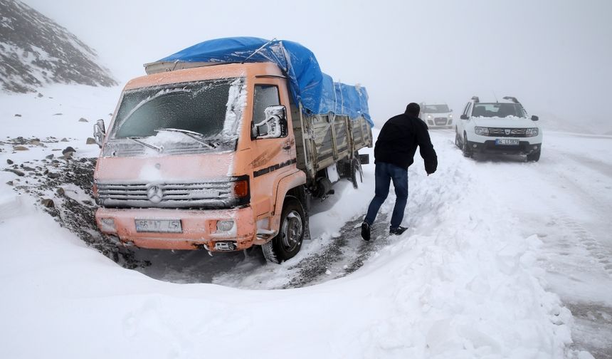 Van'da kar bastırınca araçlar mahsur kaldı