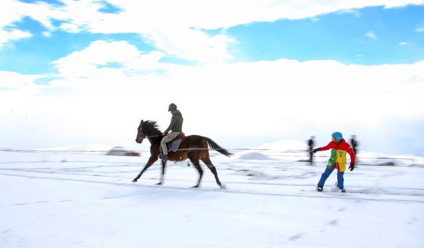 Van'da 'Atlı Snowboard' Heyecanı