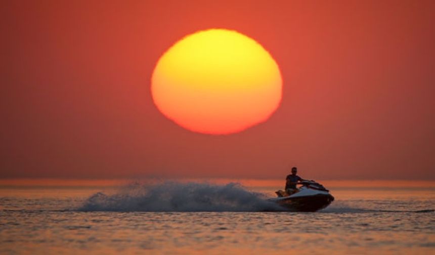 Van Gölü'nde gün batımı eşliğinde jet ski keyfi