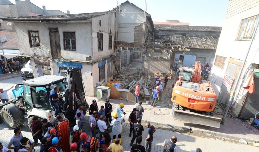 Peynirciler Çarşısı'ndaki göçükle ile ilgili ilk görüntüler