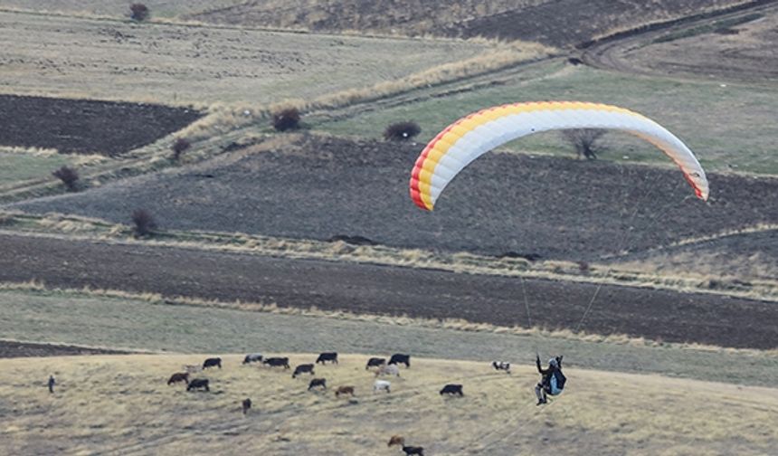 Yamaç paraşütü tutkunlarının gözdesi Artos Dağı