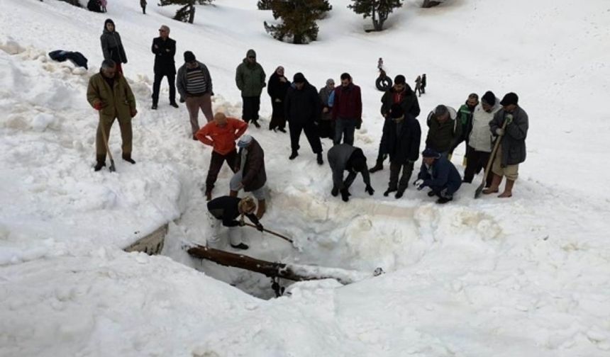 Dağdaki Cula Deliği'ne yaz için tonlarca kar depolandı