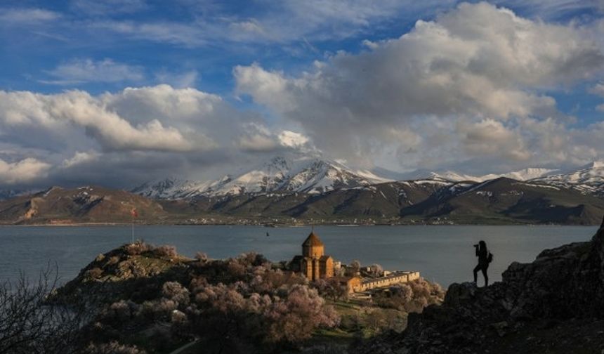 Çiçeklere bürünen Akdamar Adası görsel şölen sunuyor