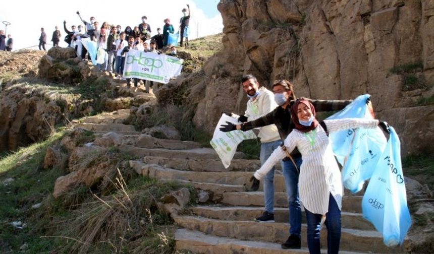 Muradiye Şelalesi'nde bahar temizliği