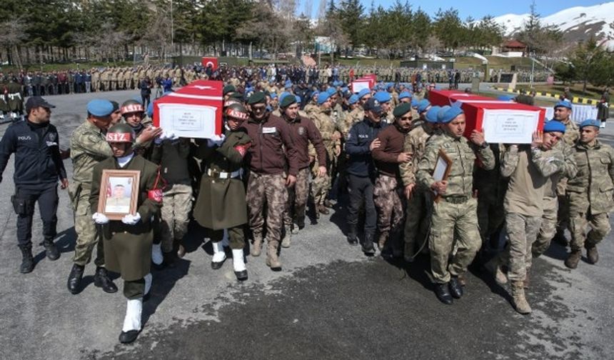 Hakkari'de şehit askerler için tören düzenlendi