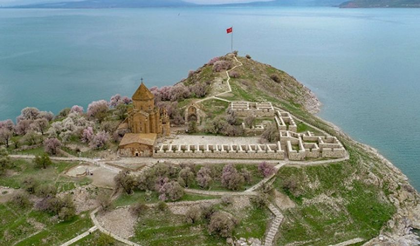 Akdamar Adası'ndaki bahar güzelliği ziyaretçisiz kaldı