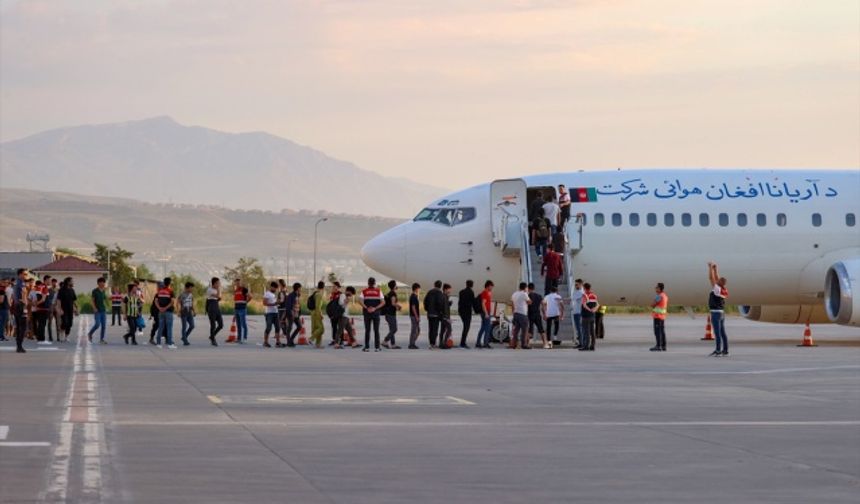 Van'da 408 düzensiz göçmenin uçakla ülkelerine gönderildi