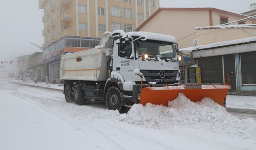 Başkale'de kar yağışı ilçe merkezini teslim aldı