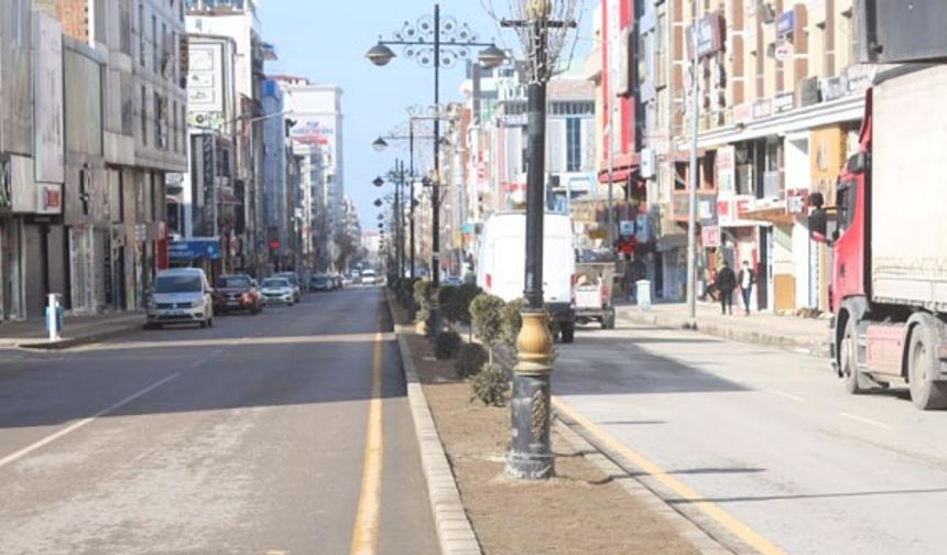 Güneşli havada Van'da cadde ve sokaklar boş kaldı