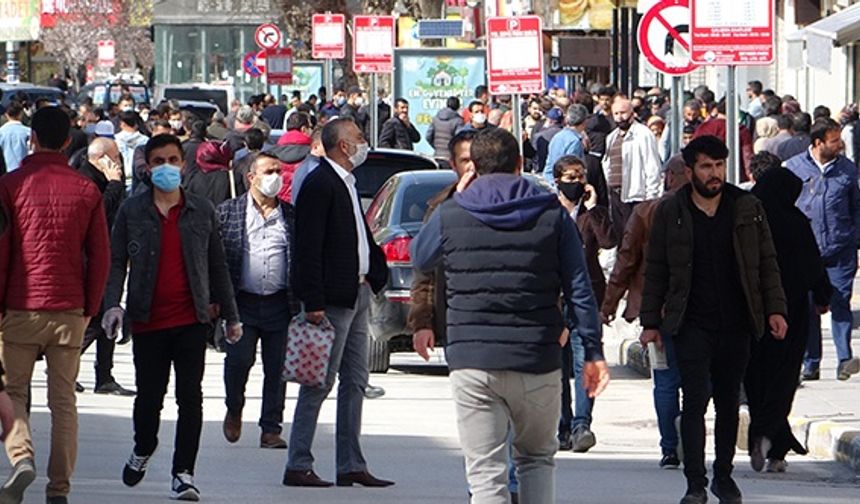 Van'da 4 günlük sokak yasağının ardından insan seli!