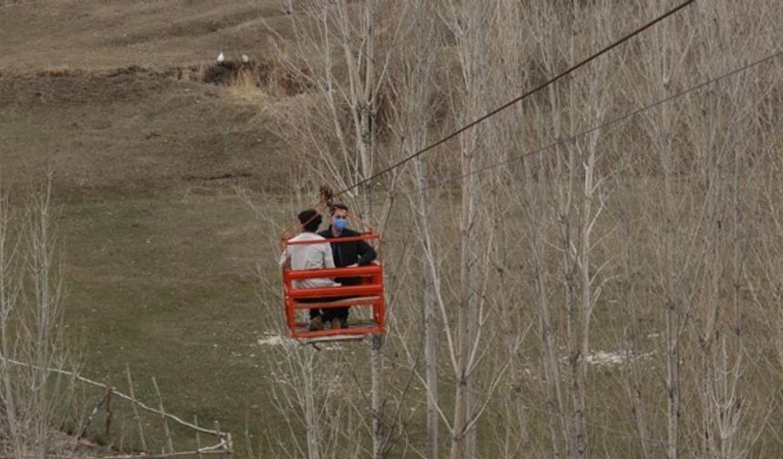 Van'da bu aile bahçelerine ulaşmak için teleferik kullanıyor