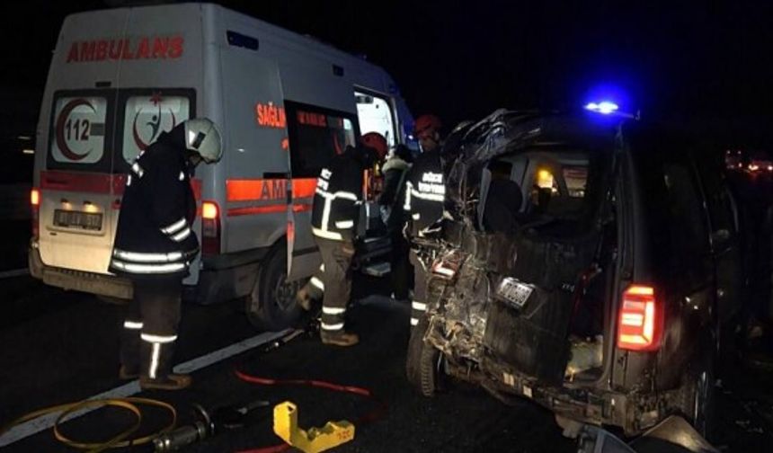 Zincirleme trafik kazasında 4 araç birbirine girdi! 2 ölü, 7 yaralı