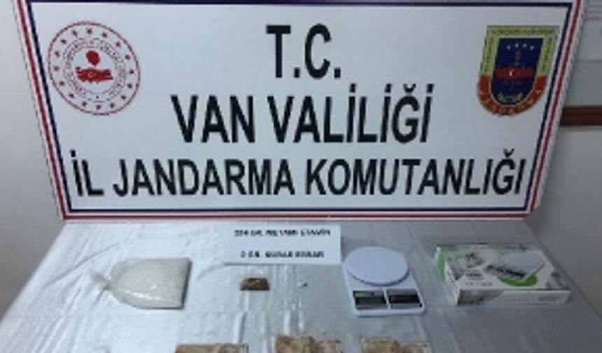 Van'da taksideki yolcunun valizinden uyuşturucu çıktı