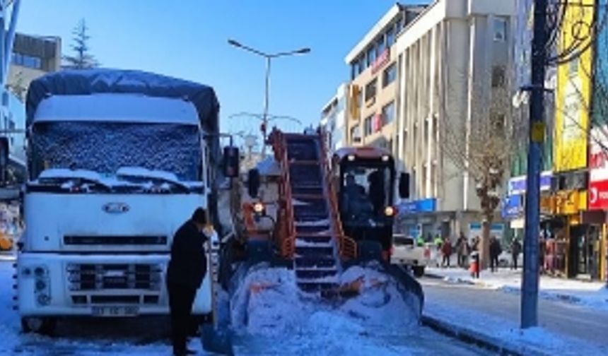 Van’da yoğun kar yağışı ekipleri alarma geçirdi