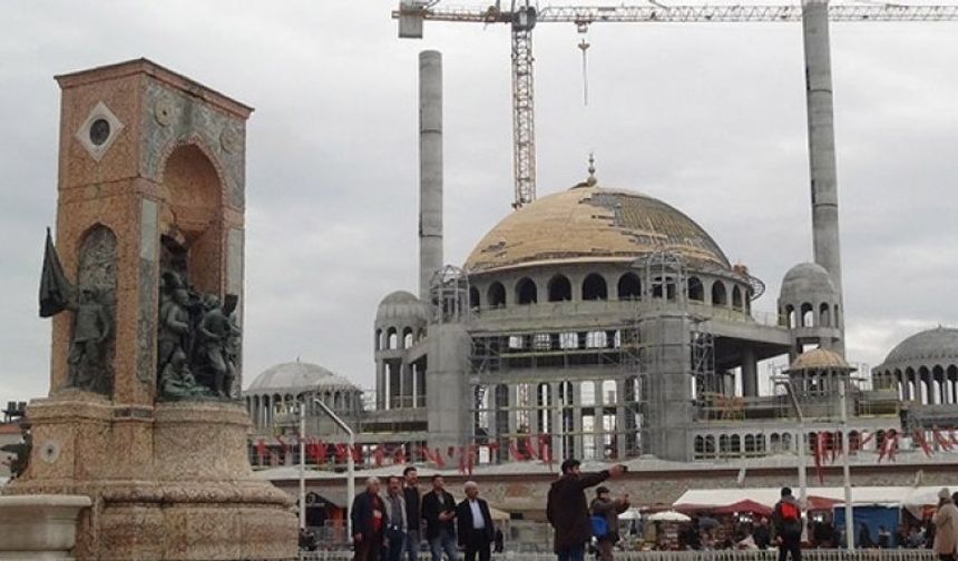 Taksim Camii'nin alemi yerleştirildi