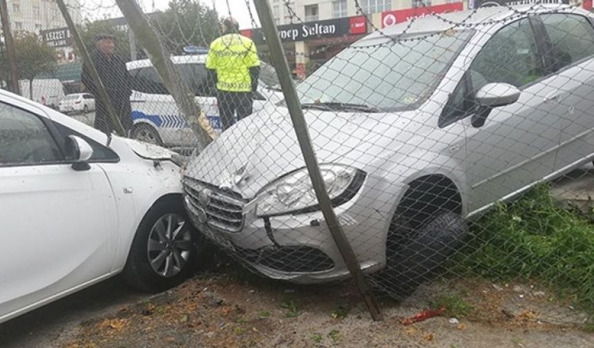 Önce sola dönmek isteyen araca çarptı, sonra otoparka daldı