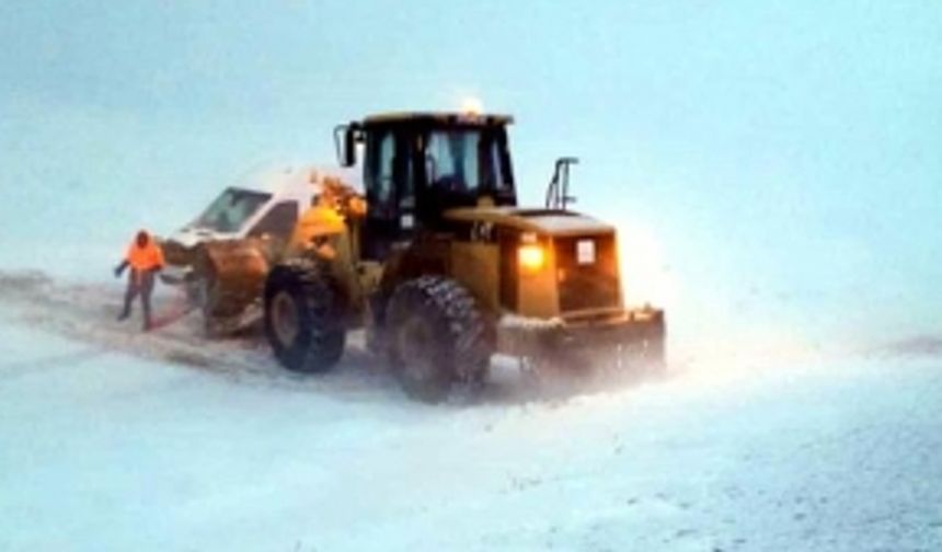 Van'da minibüs kara saplandı