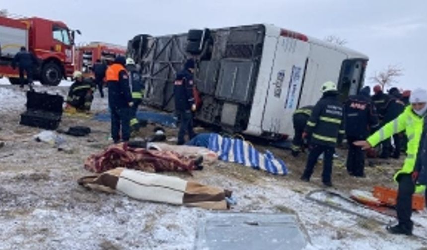 Feci Kaza! Yolcu otobüsü devrildi: 5 kişi öldü, 26 kişi yaralandı!