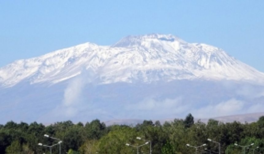 Süphan Dağı zirvesi, bembeyaz oldu