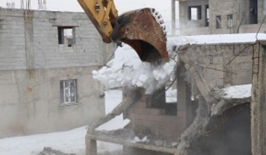 Van’da göçmenlerin barındığı şok evler yıktırıldı