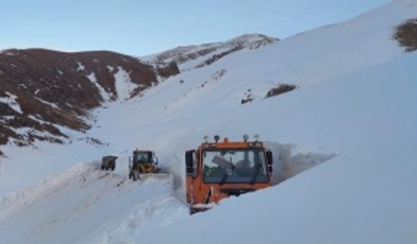 Başkale’de kar kalınlığı iş makinelerinin boyunu aştı