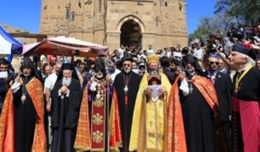 Akdamar Adası'nda Ayin Yapılıyor