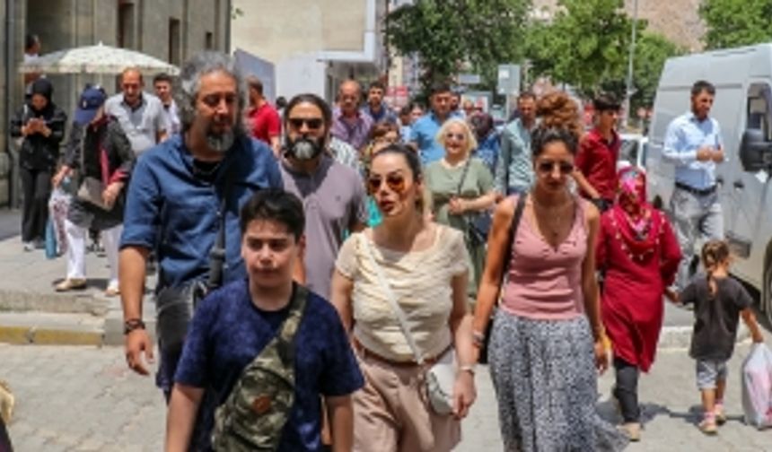 İranlı turistler Vanlı esnafın bayram sevincini ikiye katladı