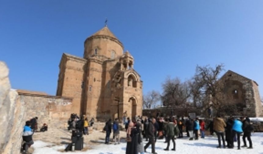 Akdamar Adası'ndaki yürüyüş ve fotoğraf etkinliğine yoğun ilgi