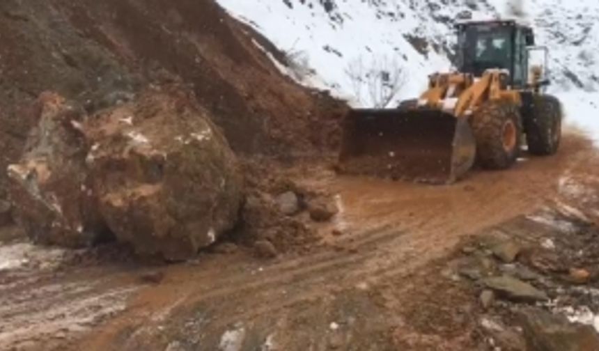 Yamaçtan düşen kayalar nedeniyle mahalle yolu ulaşıma kapandı