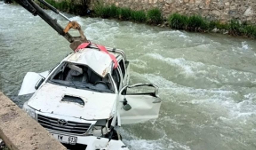 Van'da kamyonet dereye uçtu: 2 ölü, 3 yaralı