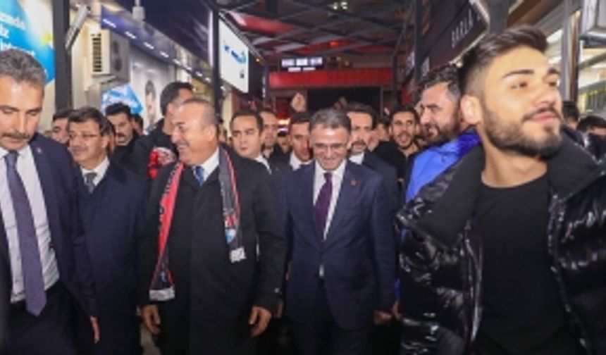 Dışişleri Bakanı Mevlüt Çavuşoğlu Van'da esnaf ziyareti yaptı
