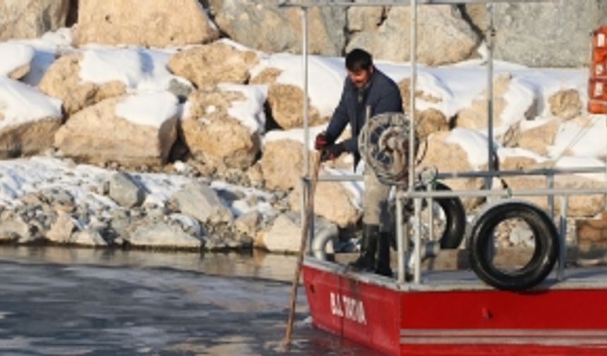 Balıkçılar, kısmen donan Van Gölü'ne buzları kırarak açıldı