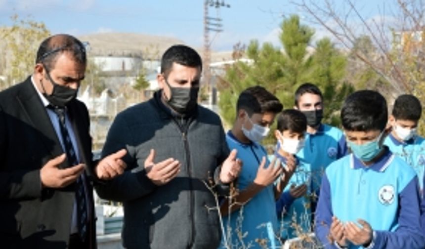 Deprem şehidi öğretmen, mezarı başında anıldı